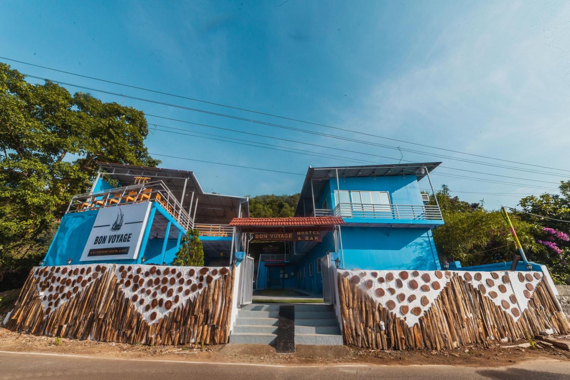 Bon Voyage Sea View Hostel วากาตอร์ ภายนอก รูปภาพ