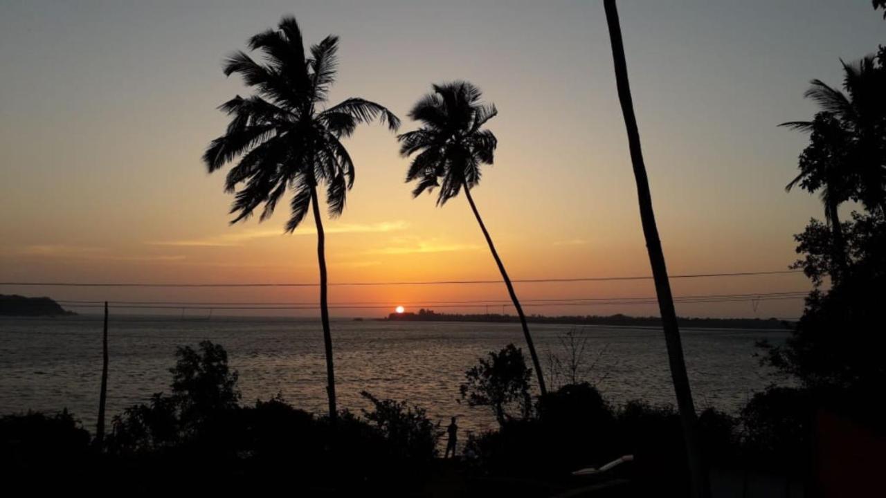 Bon Voyage Sea View Hostel วากาตอร์ ภายนอก รูปภาพ