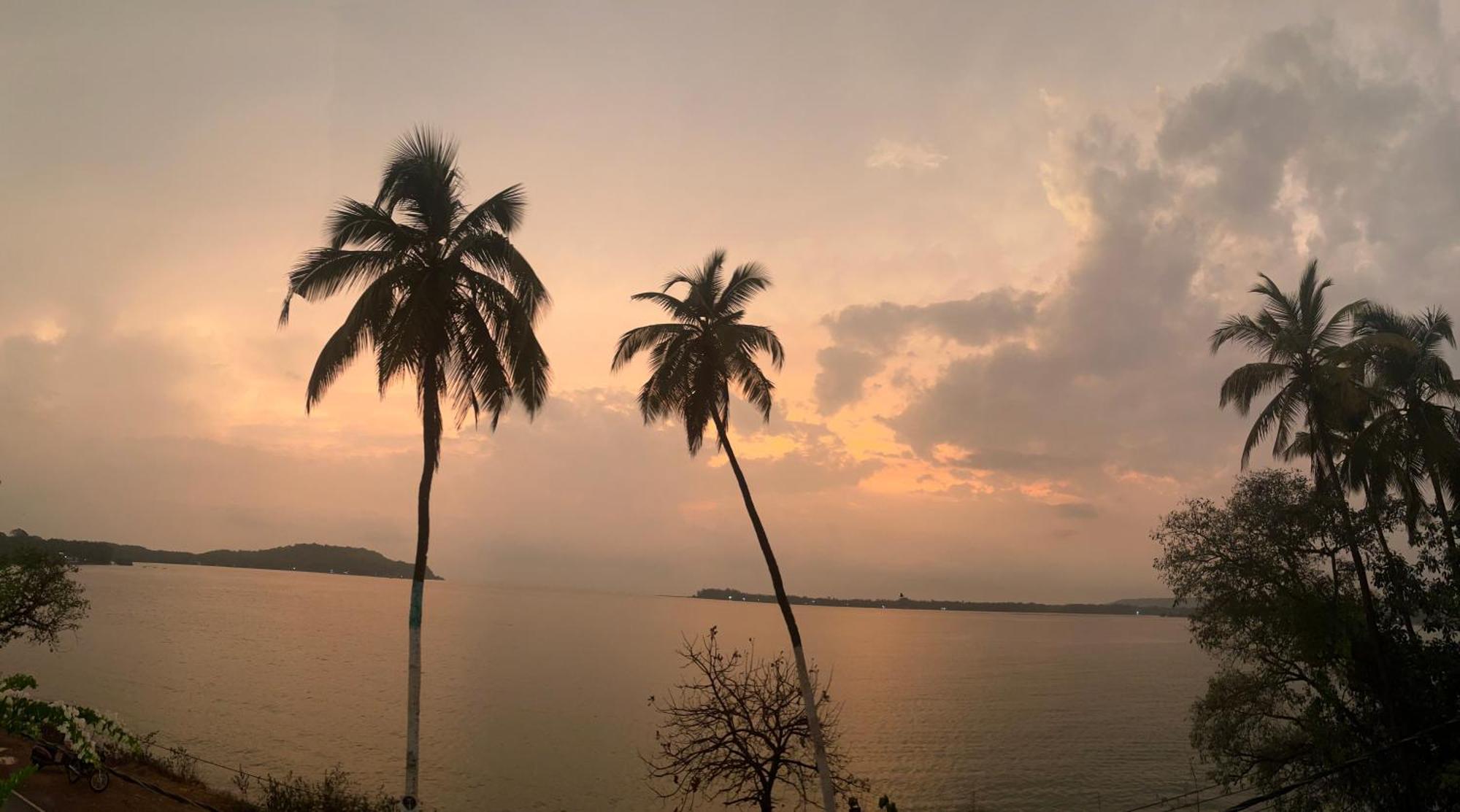 Bon Voyage Sea View Hostel วากาตอร์ ภายนอก รูปภาพ